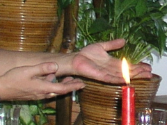 Hände mit Kerze